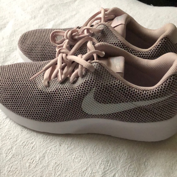 nike tanjun se womens
